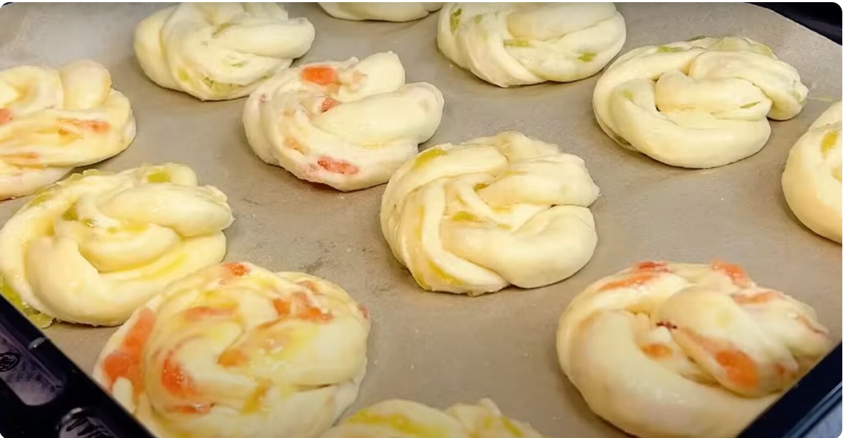 Ніжні сирні булочки з мармеладом: смакота, яка просто тане у роті!